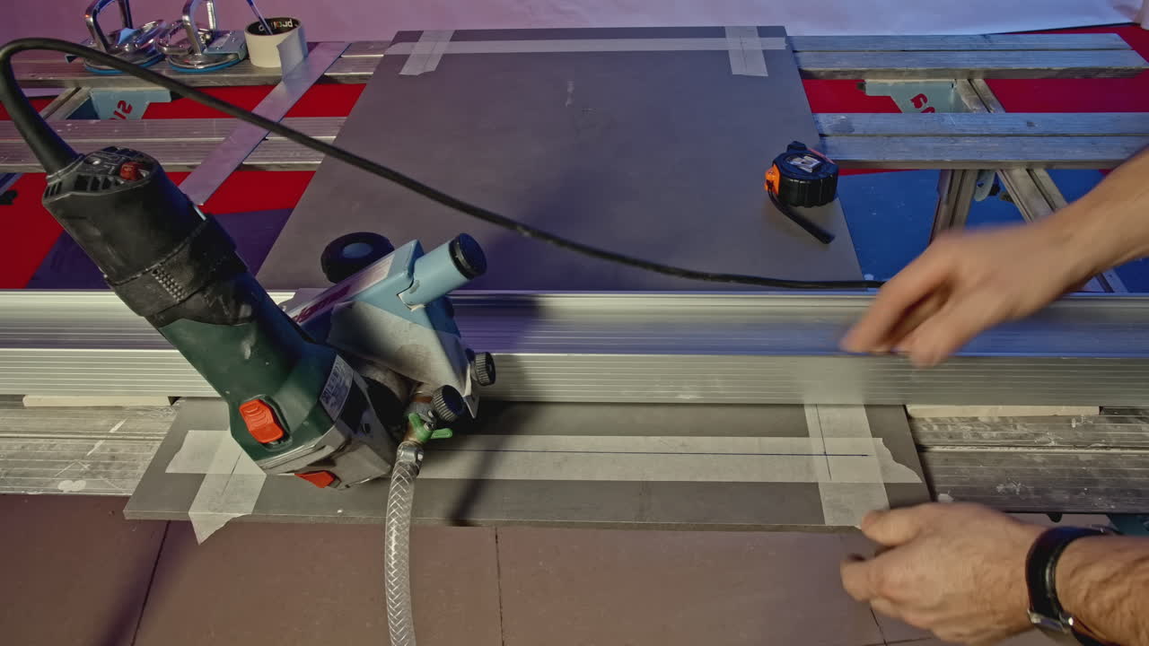 резка плитки с помощью резчика плитки