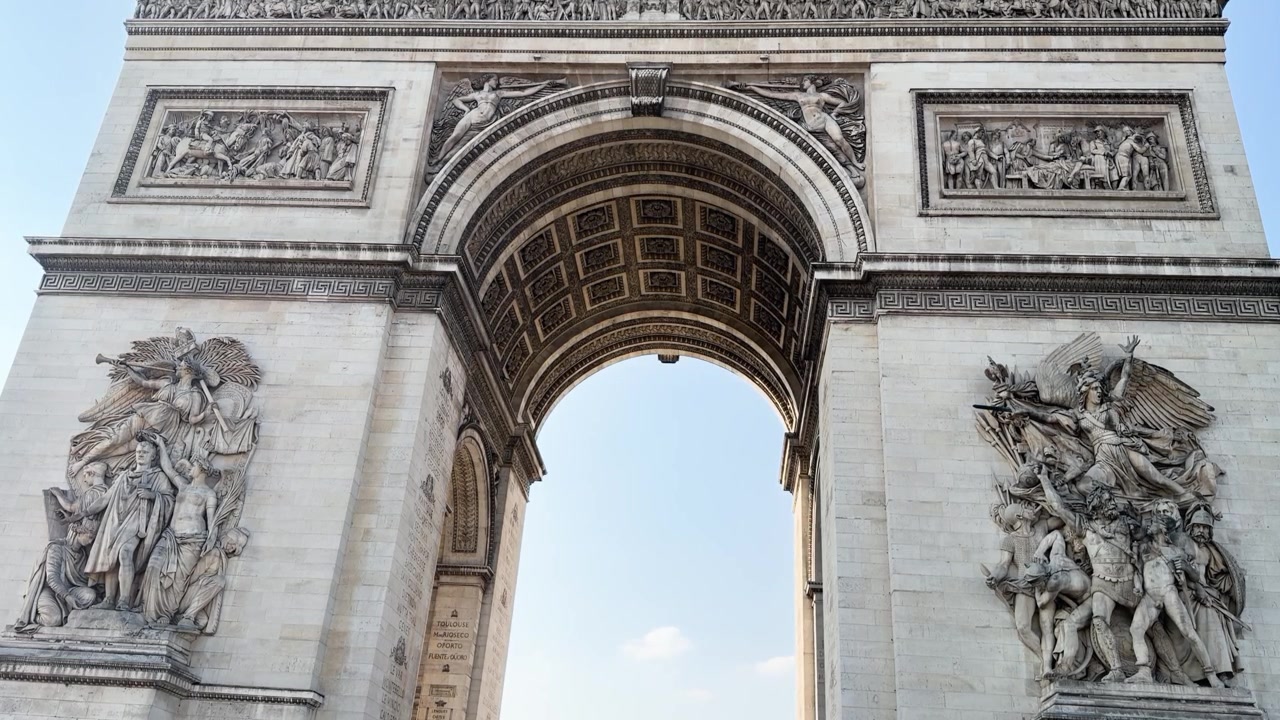 Seni monumental Prancis yang dipamerkan di Arc de Triomphe