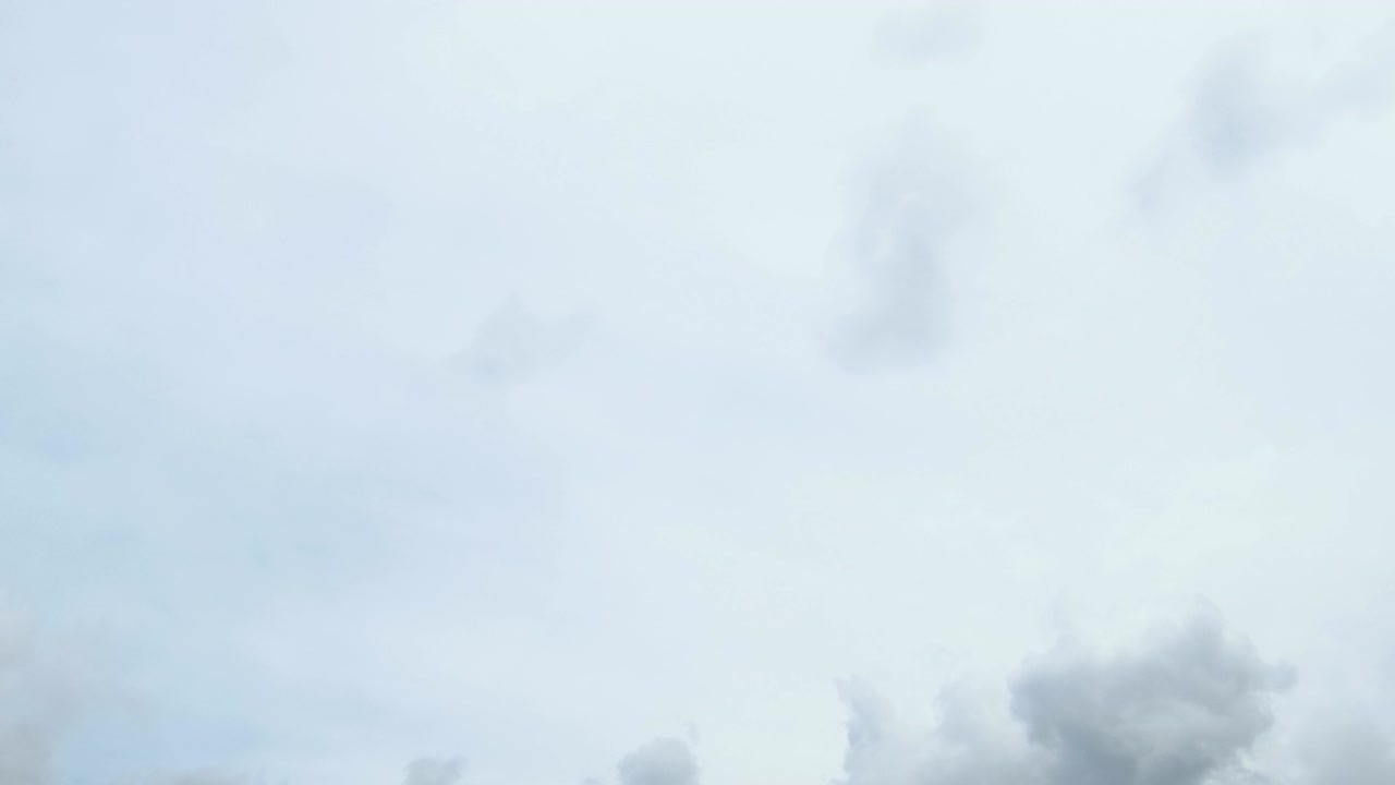 파란 하늘에서 구름이 움직이고 있습니다. 타임스