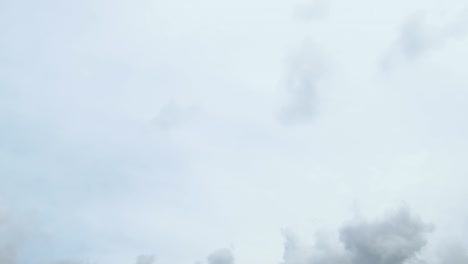 las nubes se mueven en el cielo azul.