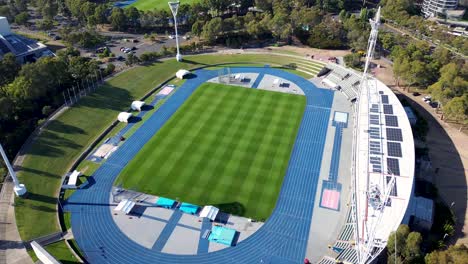 Drohnen-Luftaufnahme-über-Sport-Fitness-Trainingsanlage-Leichtathletik-Übung-Ovalbahn-Laufen-Gesundheit-Wettbewerb-Show-Ground-Sydney-Olympic-Park-Homebush-Bay-NSW-Australien-Tourismus-4k