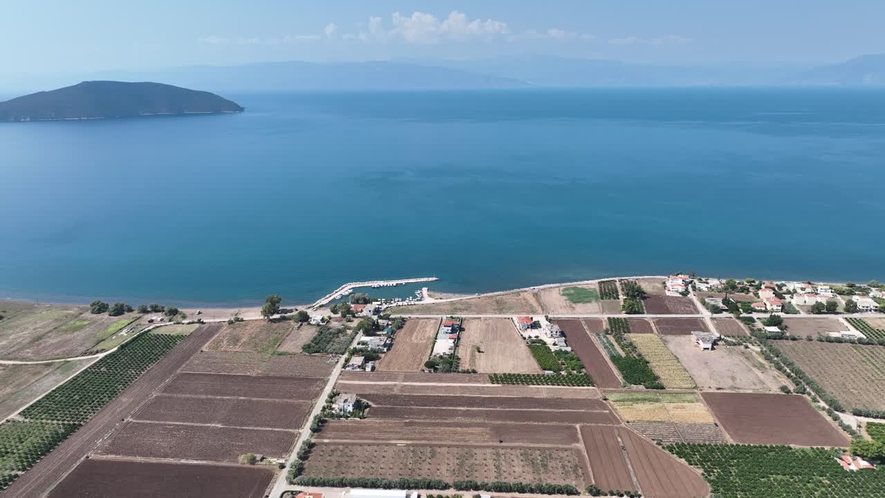 volando sobre tierras agrícolas y el mar egeo
