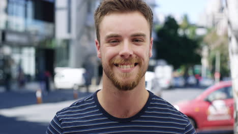 hombre sonriendo en la ciudad