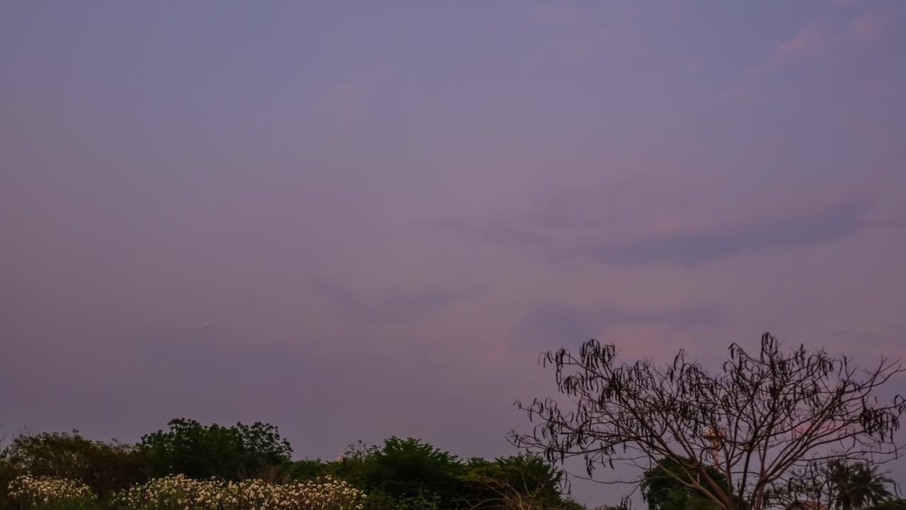 해가 지면서 천천히 어두워지는 이른 아침 하늘의 극적인 전망 - 정적 샷