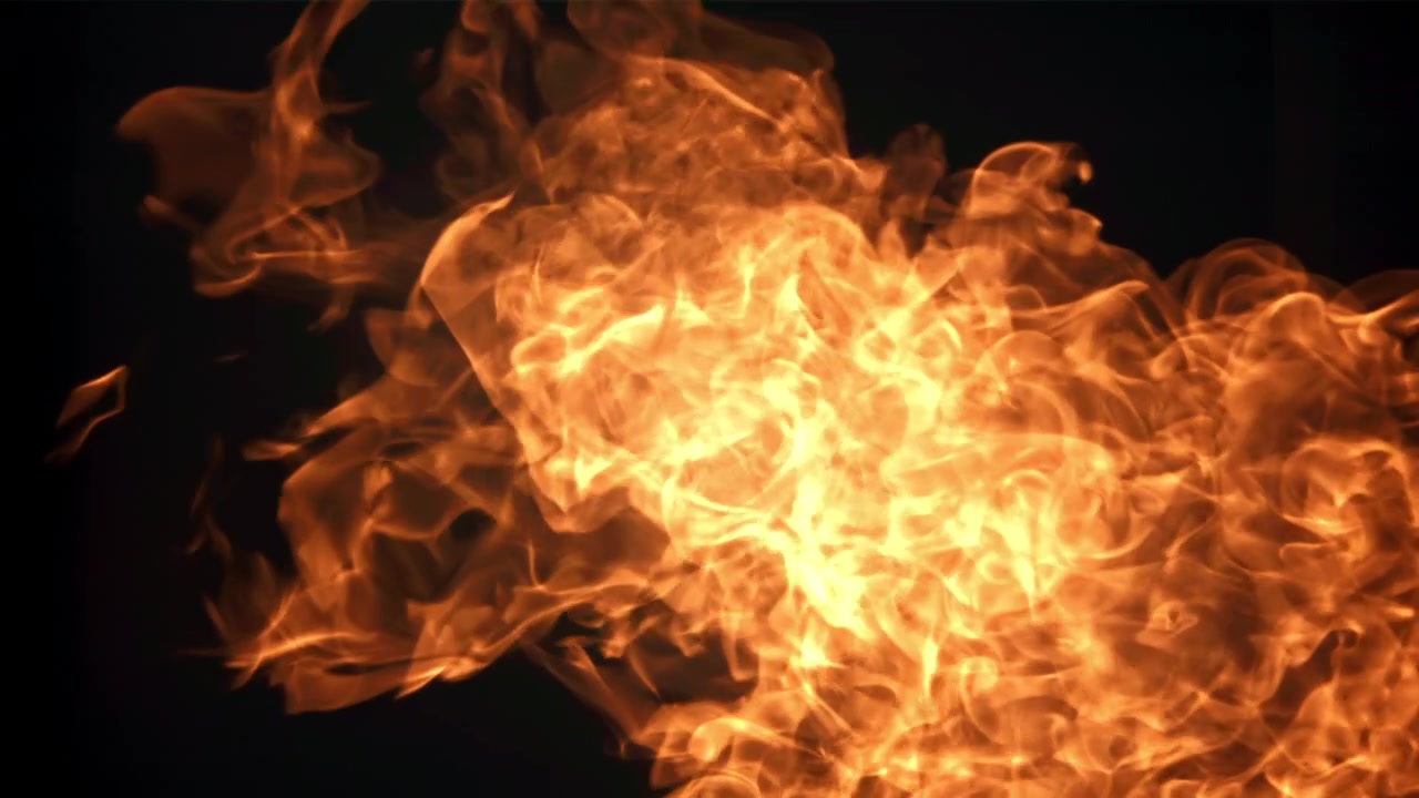 Fuoco che si accende e brucia su sfondo nero.