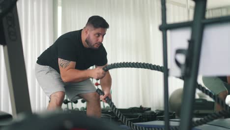 Entrenamiento-De-Cuerdas-De-Batalla-Para-Azotar-Ejercicio-En-Un-Gimnasio-En-Cámara-Lenta