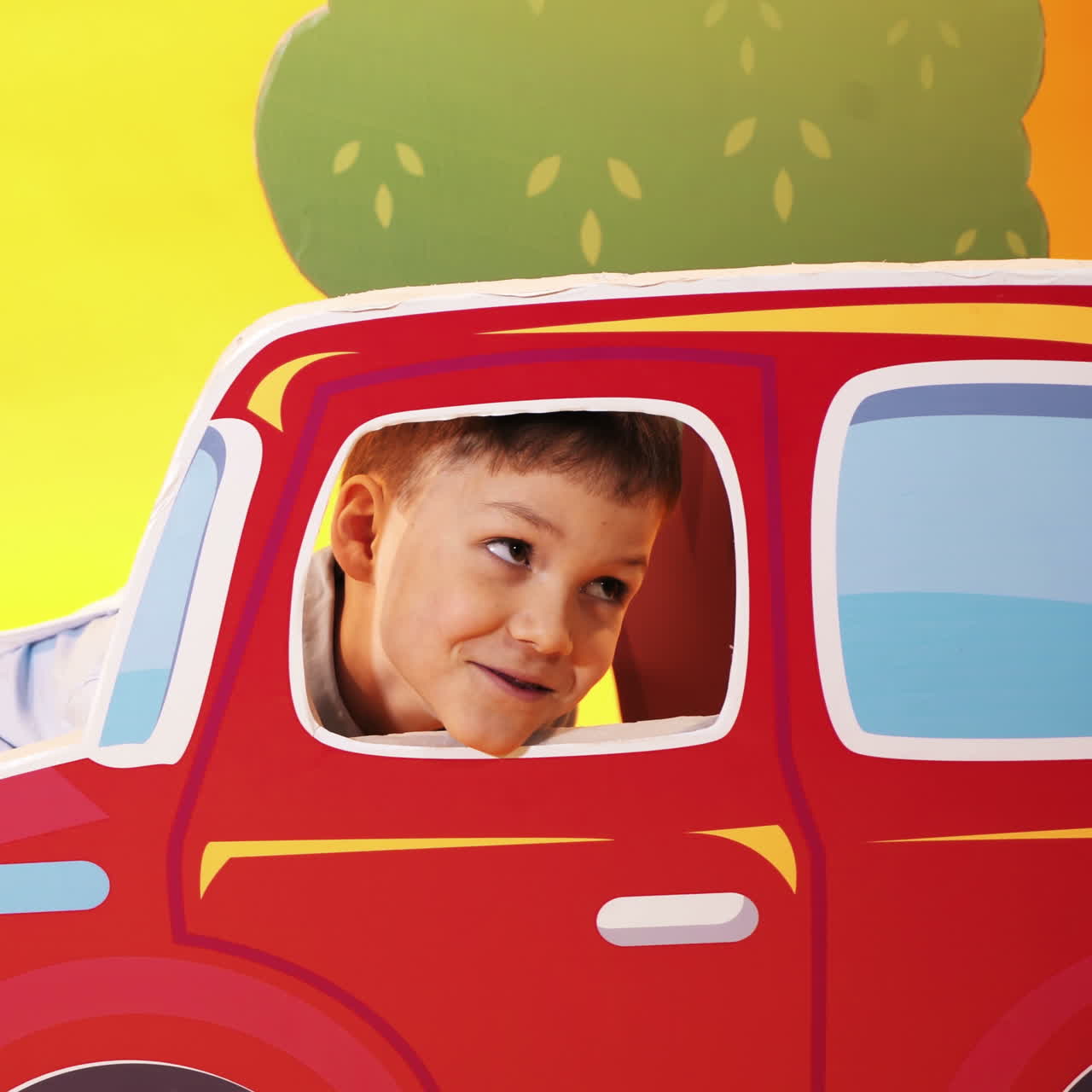 VINNITSA, UCRAINA - Gennaio 2018: Bambino piccolo attivo con un viso felice e un sorriso su sfondo giallo. Il concetto di un bambino felice. Video quadrato