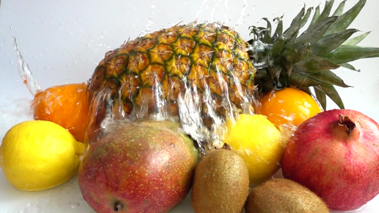 Frutas tropicales jugosas y maduras. Cámara lenta.
