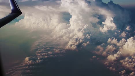 nubes asombrosas a través de la ventana del avión.