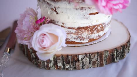 Langsame-Und-Sanfte-Aufnahme,-Die-Eine-Wunderschöne-Rosa-weiße-Hochzeitstorte-Umkreist