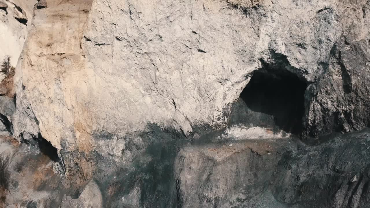 montaña revelada en el fondo