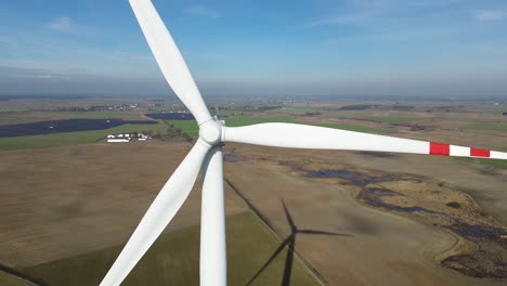 Windmühle-Windblätter-Drehen-Nahaufnahme-Dolly-Bewegen-Zurück-Luftbild