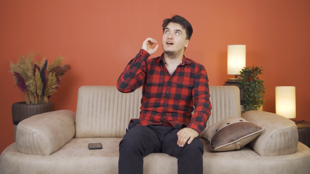 긍정적인 방식으로 고개를 끄덕이는 남자.