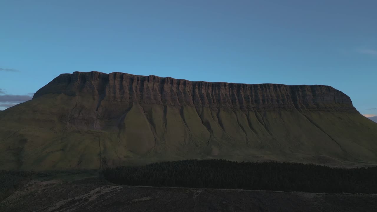 un dron cinematográfico épico de 4k filmado en la montaña de benbulbin.