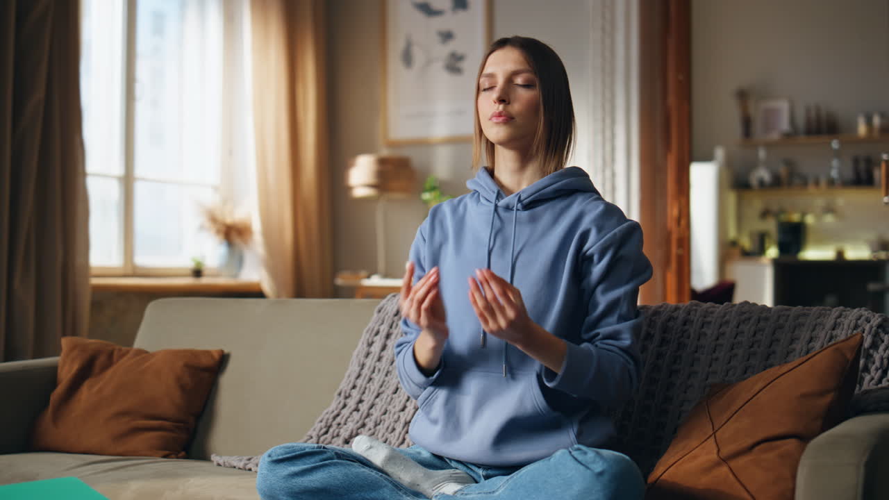 mujer meditando en casa