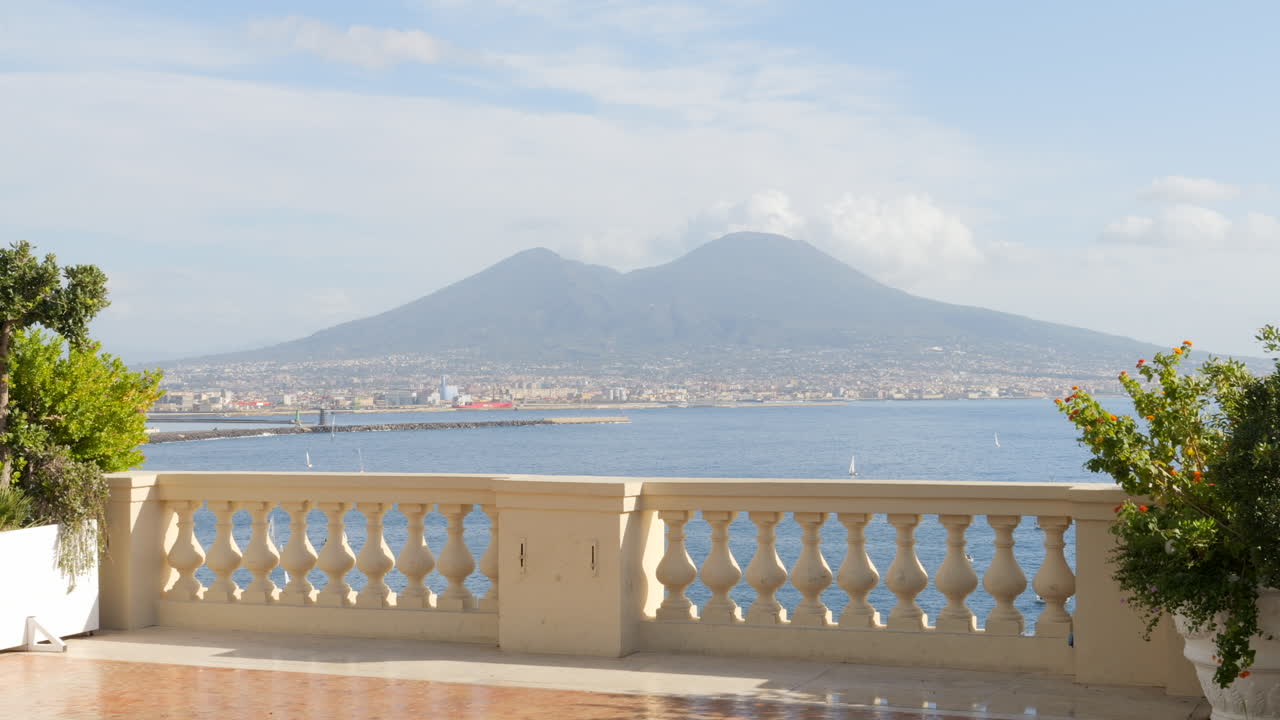 Vista panoramica del Vesuvio nella nebbia dalla terrazza di una pensione a Napoli, Italia