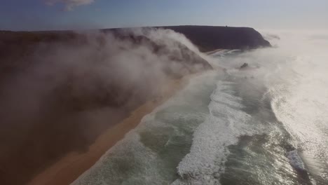 niebla marina en la playa de cordoama y castelejo en el algarve, portugal