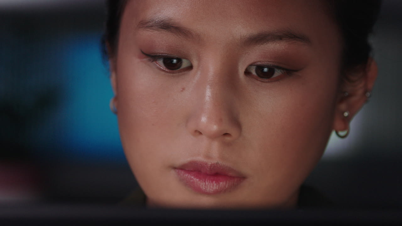 태블릿 컴퓨터를 사용하여 늦게 일하는 아름다운 아시아 사업가 여성의 포트레이트 브레인 스토밍 스크린에서 정보를보고