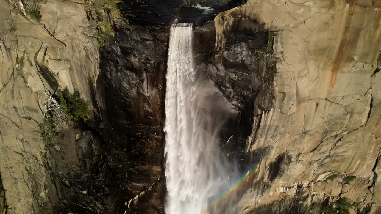 un primer plano cinematográfico de las cataratas bridalveil, parque nacional de yosemite que revela el gracioso descenso de la cascada desde su cumbre hasta la base