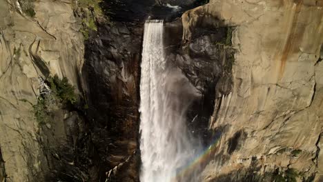 Eine-Filmische-Nahaufnahme-Der-Bridalveil-Falls-Im-Yosemite-Nationalpark,-Die-Den-Anmutigen-Abstieg-Des-Wasserfalls-Von-Seinem-Gipfel-Bis-Zum-Fuß-Zeigt