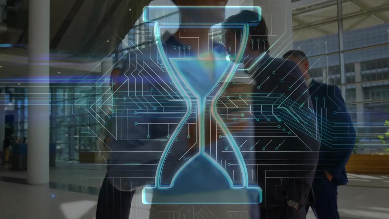 Un team cammina attraverso un atrio mentre linee di circuito scorrono, formando una sovrapposizione a clessidra che mostra il flusso del tempo.