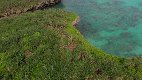 carretilla aérea sobre la playa de sunayama con su famoso arco de piedra caliza natural, miyakojima, japón