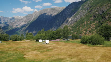 Fahren-Sie-Entlang-Der-Berühmten-Hardangervidda-Hochebene-In-Norwegen-Die-Schöne-Und-Raue-Natur-Skandinaviens