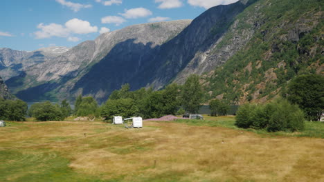 沿著挪威著名的哈丹格維達高原 (hardangervidda plateau) 駕駛,欣賞斯堪的納維亞的美麗和荒涼自然