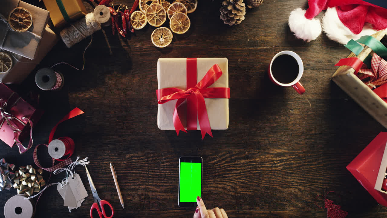 vista superior manos de la mujer usando pantalla táctil smartphone tableta regalos de navidad compras en línea mesa desde arriba - dragón épico rojo