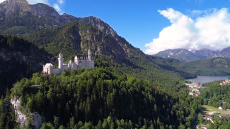 Schloss-Neuschwanstein-Bayerische-Alpen-Deutschland