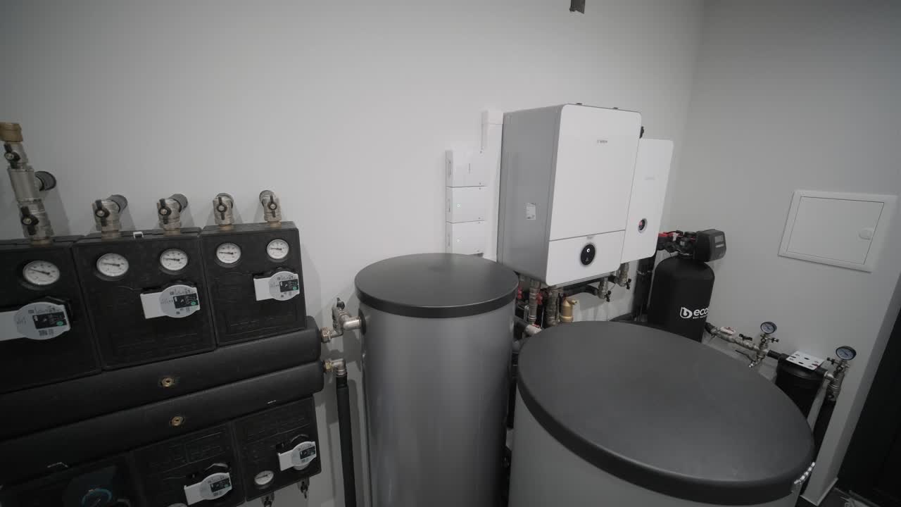 interior de la sala de calderas de la casa con sistema moderno de calefacción de agua
