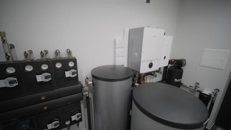 interior de la sala de calderas de la casa con sistema moderno de calefacción de agua