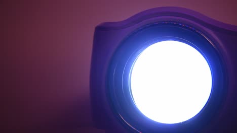 primer plano de la luz brillante del proyector led