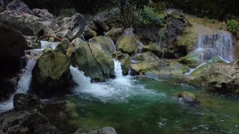 Cascadas-Frescas-Y-Claras-De-La-Isla-De-Romblon-En-Filipinas