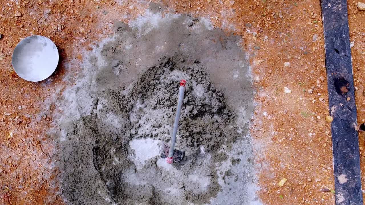 el cemento está mezclado, la construcción utilizando bloques de barro, la construcción de la fundación de la casa, los trabajadores trabajan en un sitio de construcción en la india, la construción de una casa con piedra roja, trabaja usando cemento