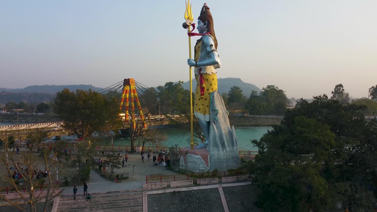 estatua del dios hindú shiva con un fondo de cielo azul brillante por la mañana desde diferentes ángulos el video se toma en haridwar, uttarakhand, india, el 15 de marzo de 2022