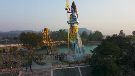 Hindu-Gott-Shiva-Statue-Mit-Strahlend-Blauem-Himmelshintergrund-Am-Morgen-Aus-Einem-Anderen-Blickwinkel.-Das-Video-Wurde-Am-15.-März-2022-In-Haridwar-Uttrakhand,-Indien,-Aufgenommen