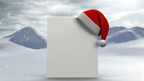Weihnachtsmütze-über-Einem-Leeren-Plakat-Gegen-Schnee,-Der-Auf-Die-Winterlandschaft-Fällt