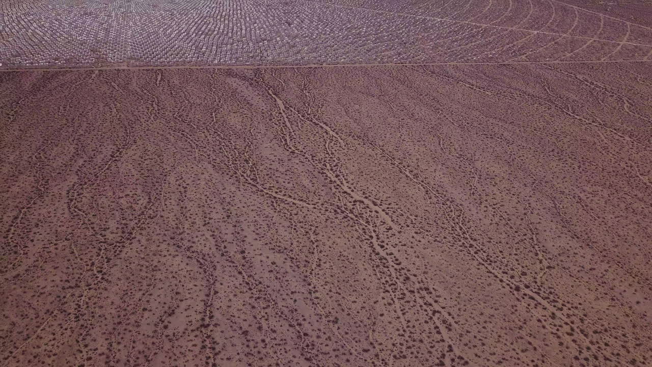 drone plano amplio inclinado hacia arriba del campo solar