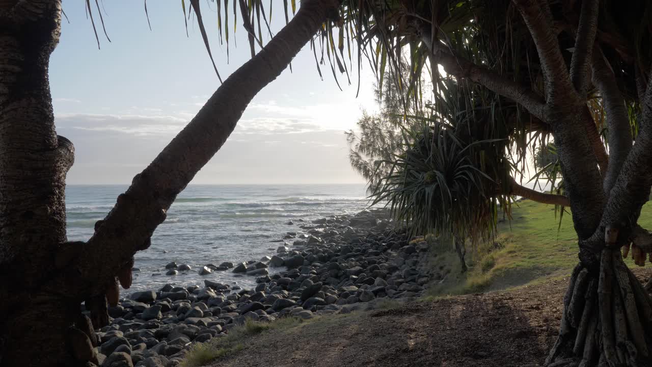 paisaje de paraíso natural con costa rocosa - playa de burleigh heads bajo un cielo despejado en gold coast, queensland, australia