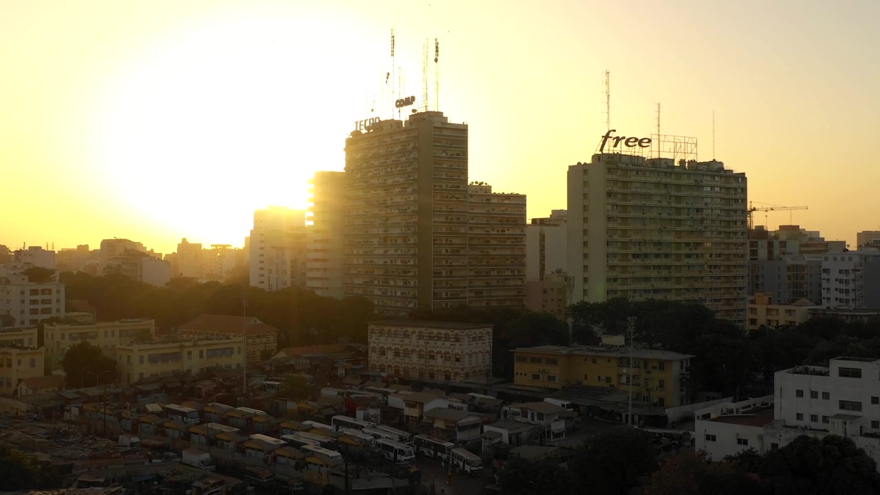Cidade de Dacar no Senegal com Edifícios Altos Densely Povoados Silhuetados ao Pôr do Sol
