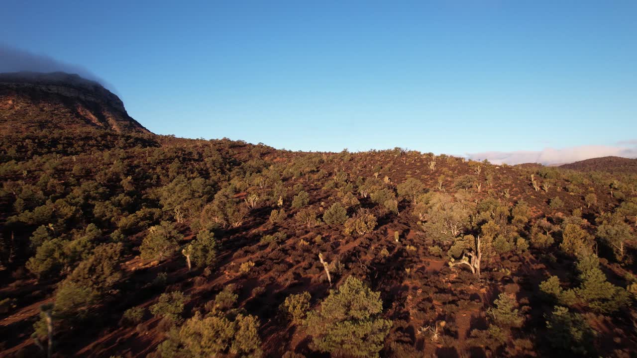 Il drone rivela una splendida alba nel Lovell Canyon, formazioni rocciose rosse in California