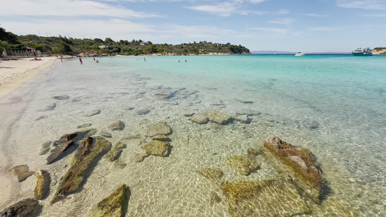 그리스 할키디키 반도의 청정 파란 발 해변