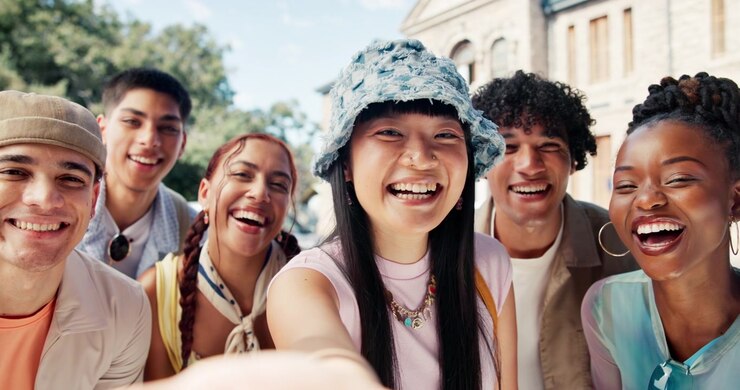 Un gruppo di amici diversi che si fanno un selfie all'aperto
