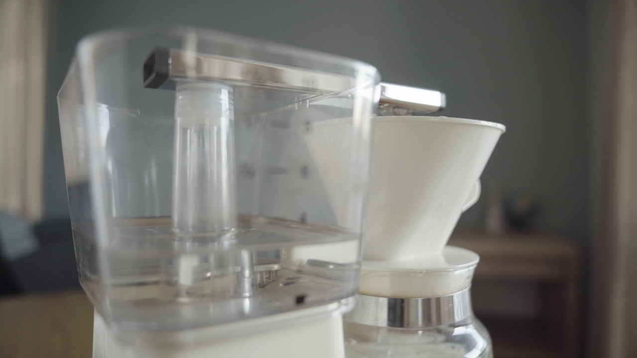 커피메이커에 흐르는 물