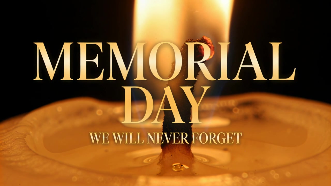 スタジオでキャンドルが灯され、溶けた蝋が溜まり、芯が黒くなっている。金色の「MEMORIAL DAY」の文字が、戦没将兵追悼記念日を偲ばせる。