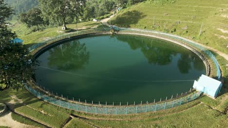 Vista-Aérea-De-Un-Estanque-De-Agua-En-Nepal