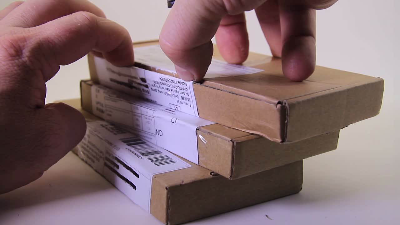 hombre abriendo un paquete y encontrando un estuche protector de teléfono