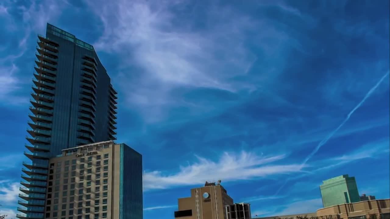 Timelapse do horizonte do centro de Fort Worth, Texas, com céu azul e edifícios em primeiro plano.