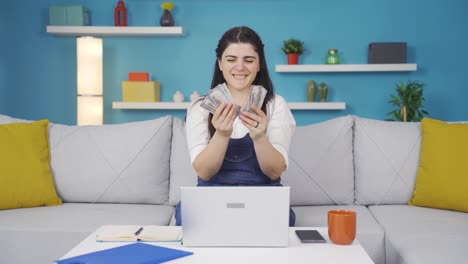 mujer distribuyendo billetes y lanzándolos al aire.